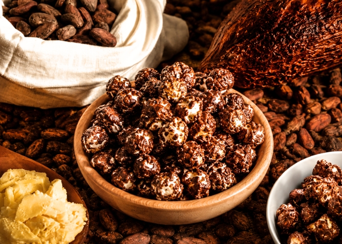 Unser karamellisiertes Popcorn vereint hochwertige Kakaoqualität mit zarter Karamellsüße zu einem besonderen Geschmackserlebnis. Die feine Schokoladennote des Bio-Kakaos verleiht den großen, luftigen Popcornflocken ihren unverwechselbaren Charakter und so
